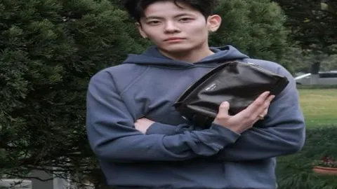 《英超劲旅莱斯特城曾瞄准韩星李东炅，球员却坚定留英超赛场》